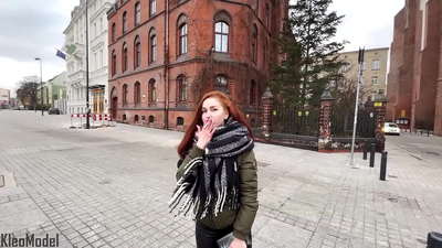 Kujambula pagulu: Msungwana wokongola akugwiriridwa ndi iPhone ndipo amalowa mkamwa mwake. CleoModel